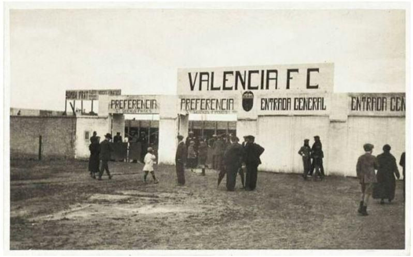 Una de les entrades a l'estadi d'Algirós