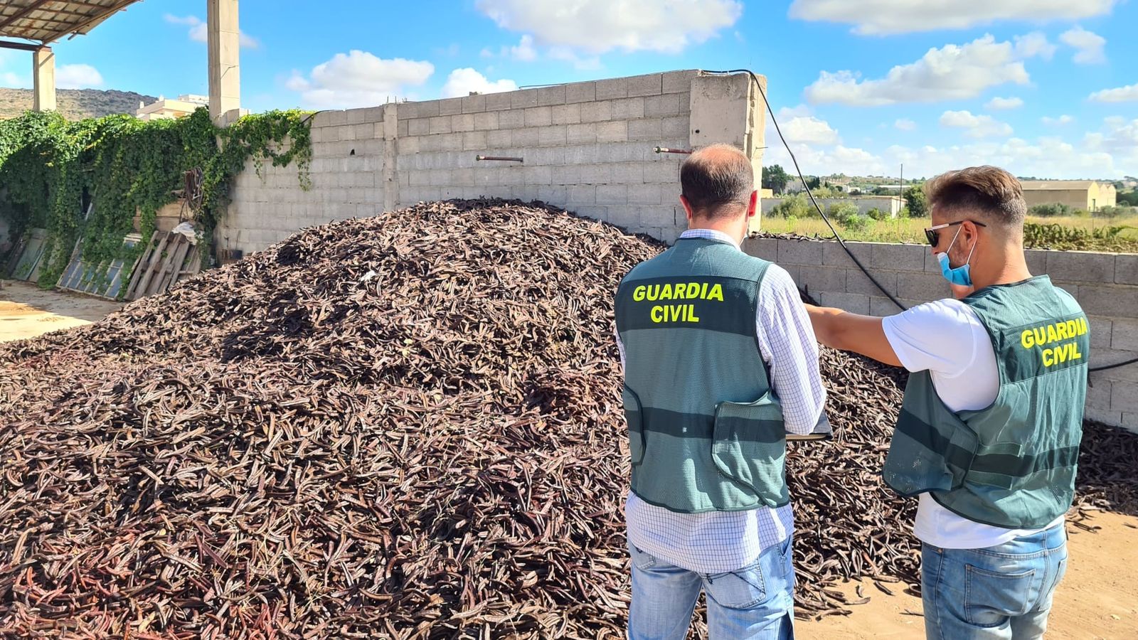 Dos agents de la Guàrdia Civil durant l'operatiu en un dels magatzems escorcollats