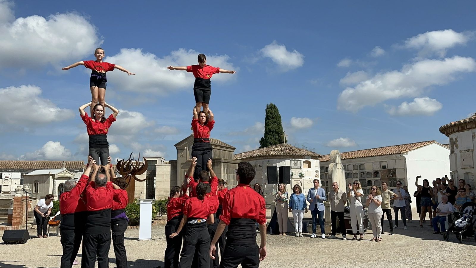 Moment de l'acte de presentació de la mà de l’Associació de Familiars de les Víctimes del Franquisme del Cementeri de Xàtiva
