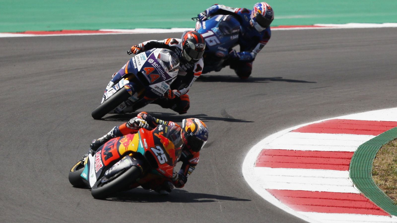 Joe Roberts, Arón Canet i Raúl Fernández durant la carrera