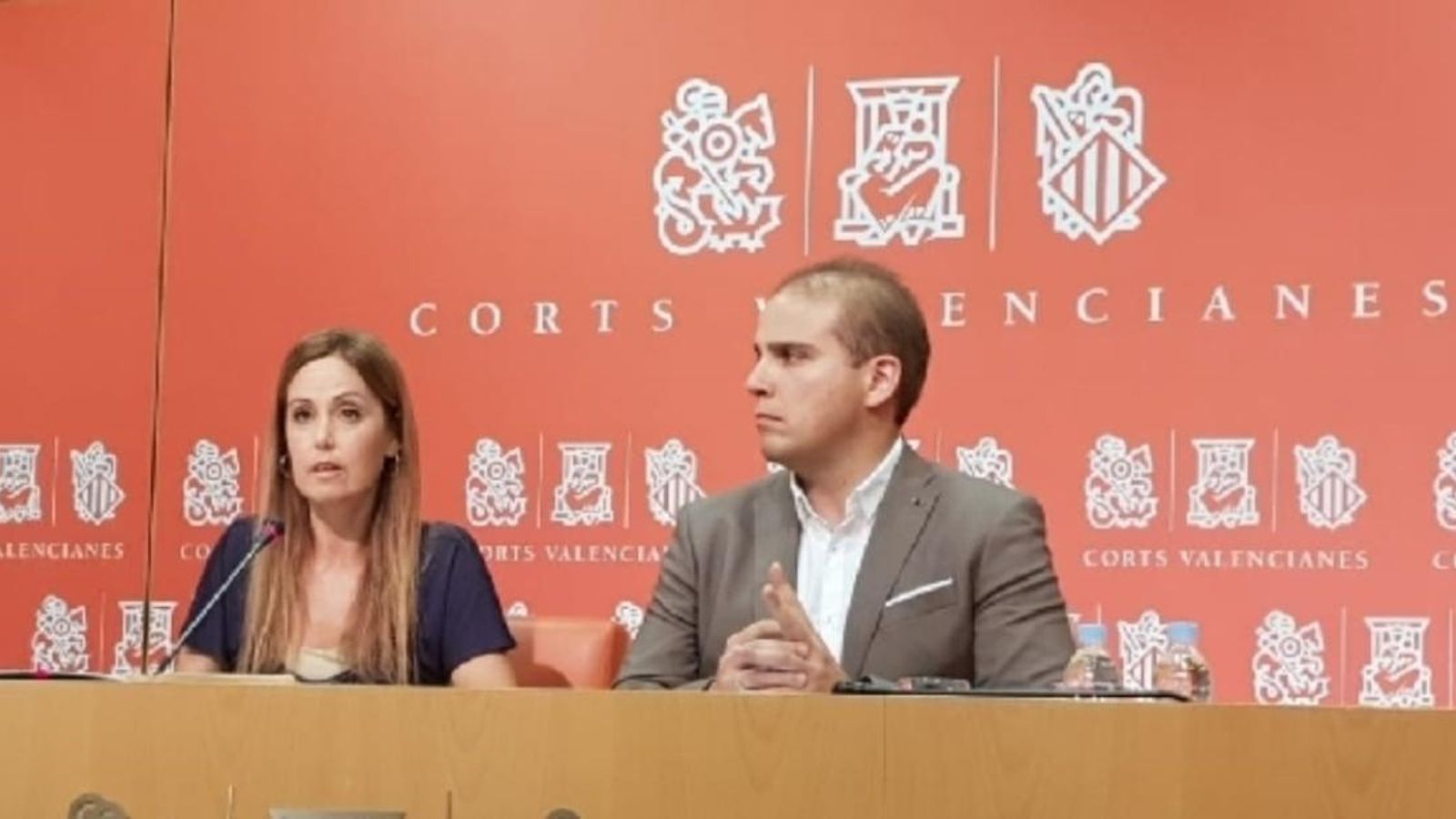 La portaveu de Medi Ambient del Grup Popular a les Corts, Elisa Díaz, al costat del diputat Adrián Ballester