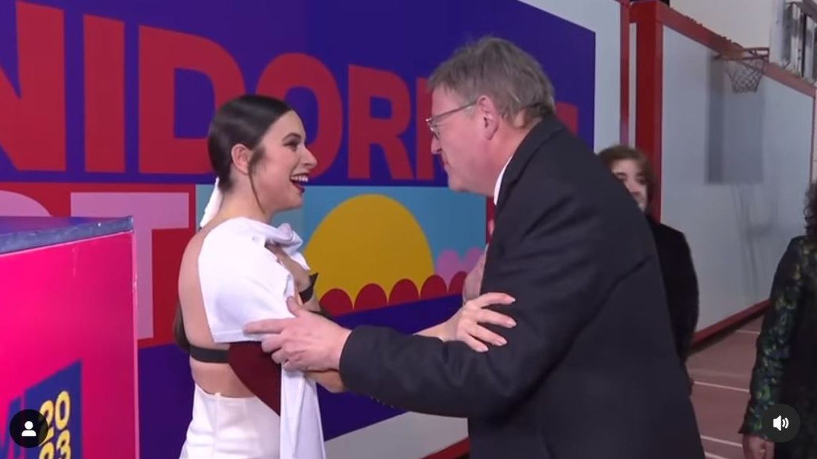 Ximo Puig i Blanca Paloma intercanvien unes emotives paraules després d'esdevenir la guanyadora del Benidorm Fest