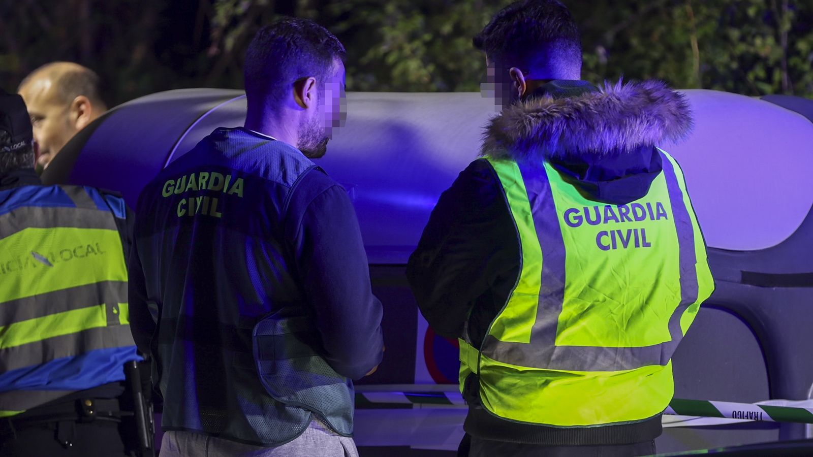 Agents de la Guàrdia Civil al costat del contenidor on ha aparegut el cadàver a O Porriño