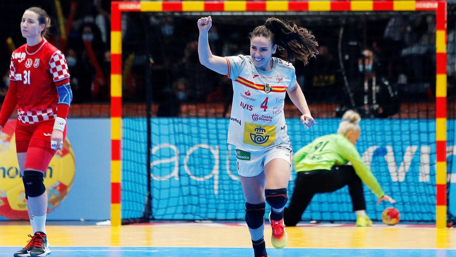Carmen Martín celebra un gol