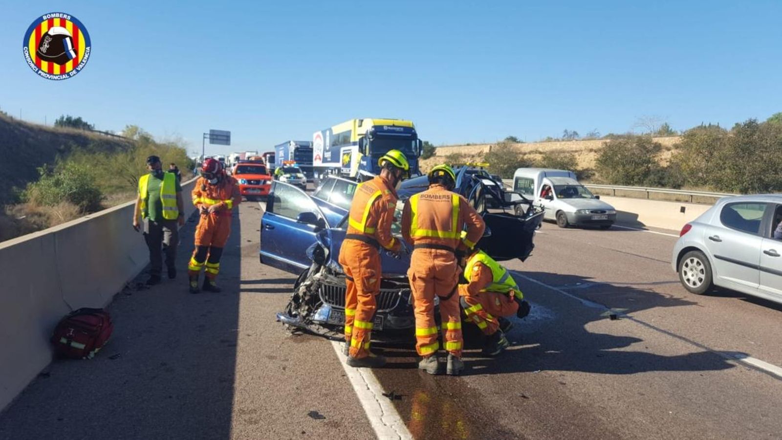 Estat en què ha quedat el cotxe avariat contra el que ha xocat un camió aquest matí a l'A-7