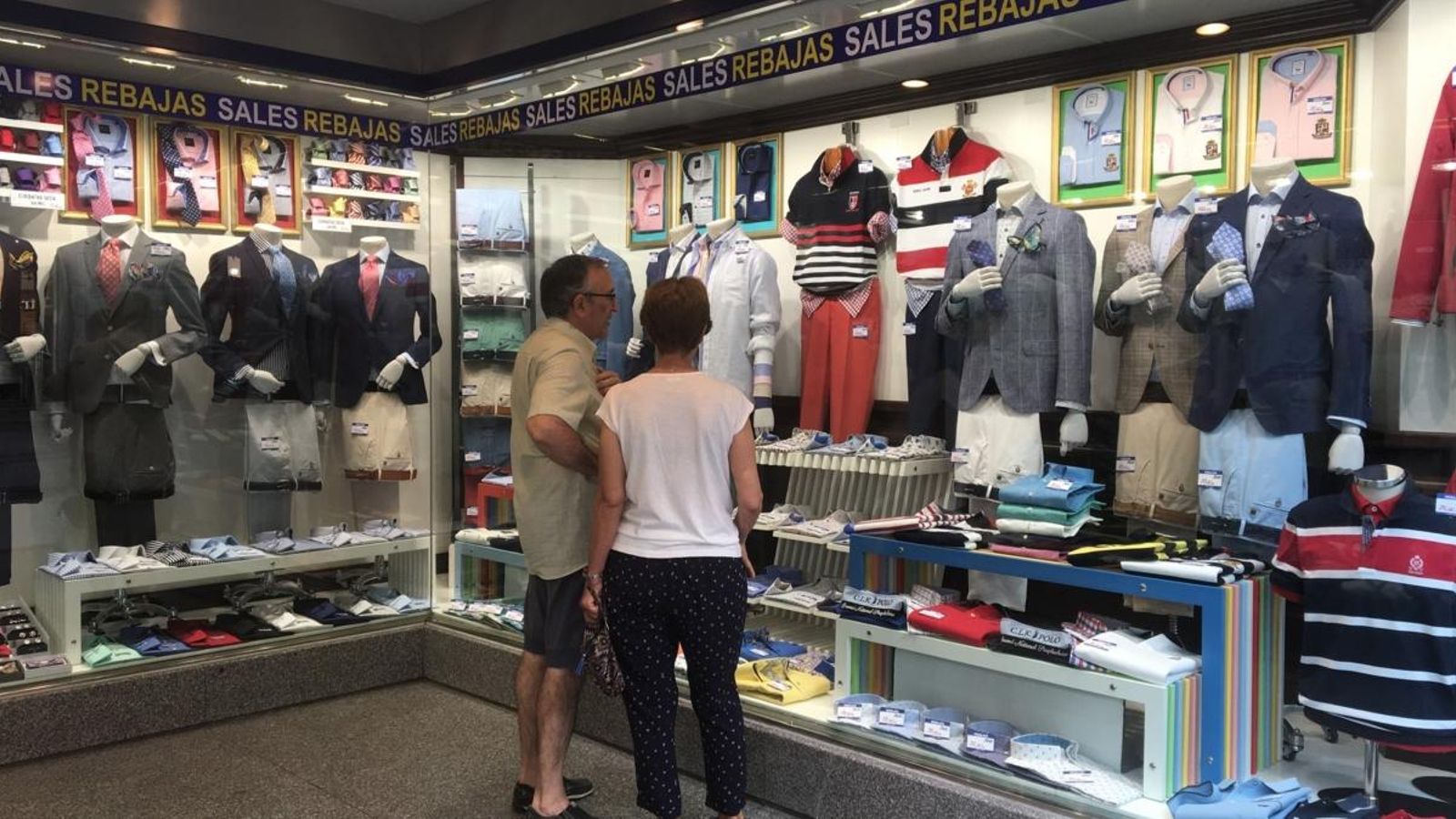 Dues persones a l'interior d'una tenda de roba