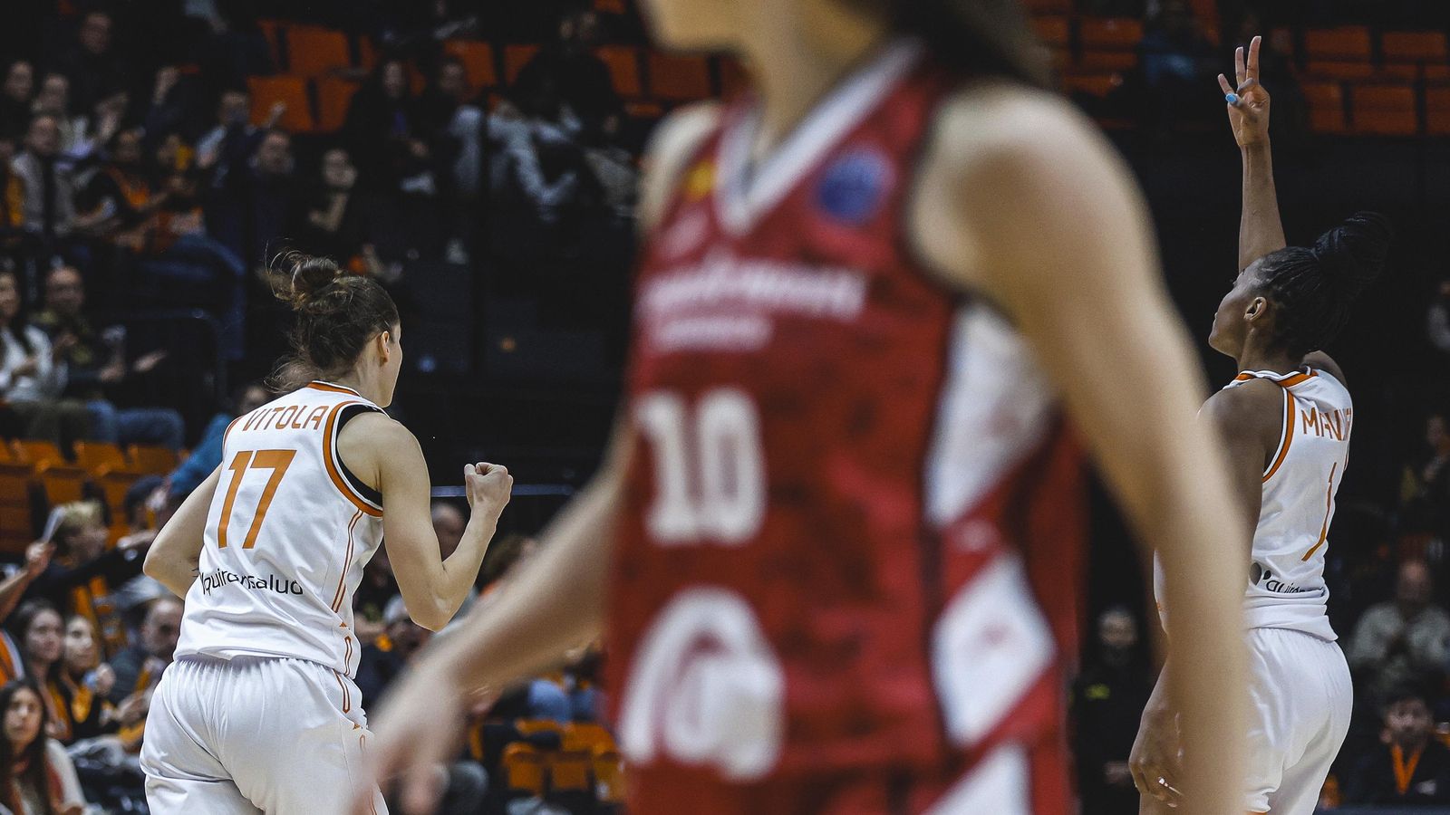 Mawunga i Vitola celebren un triple