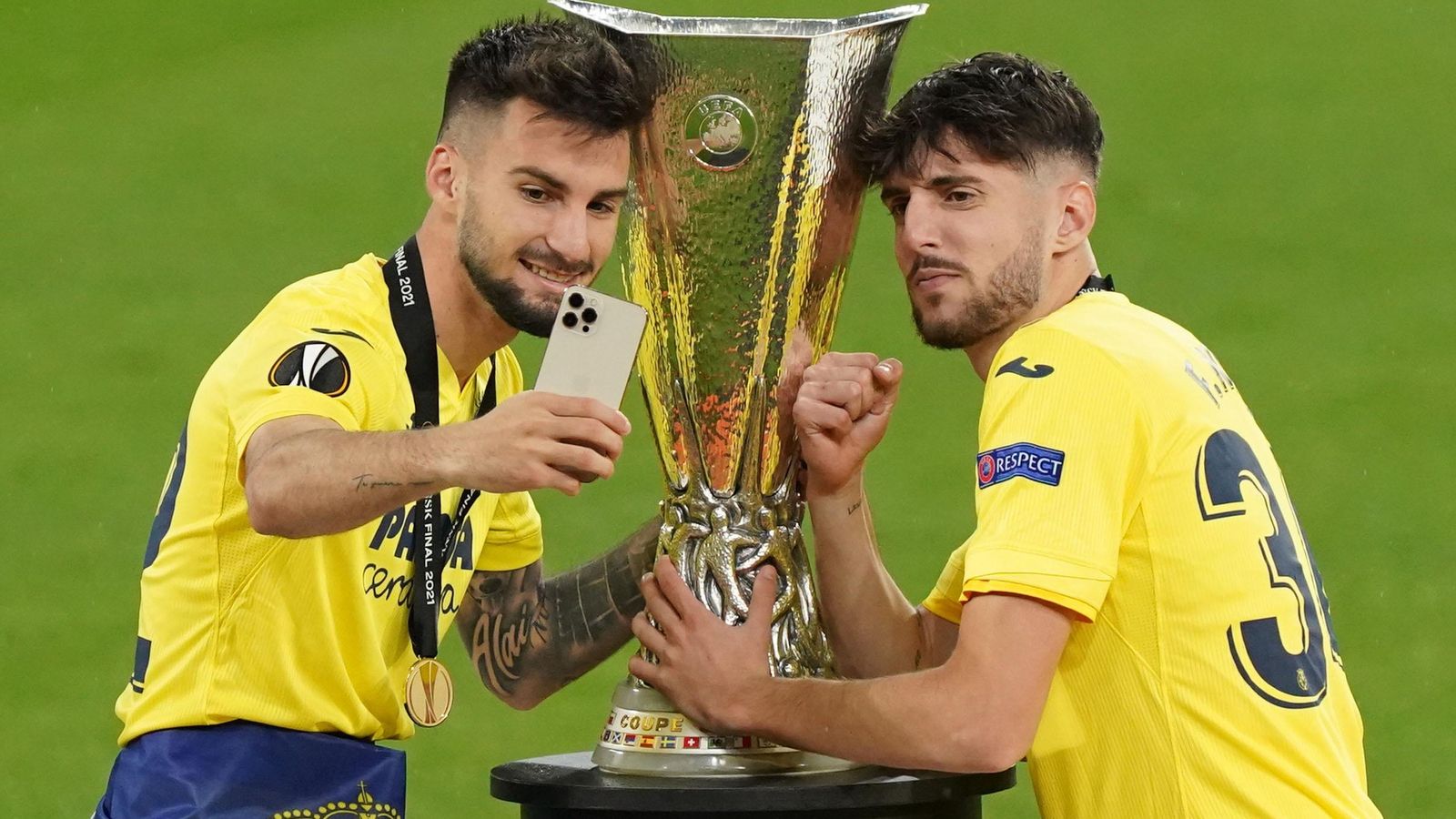 Fernando Nino i Alex Baena es fan un selfie amb la copa de l'Europa League