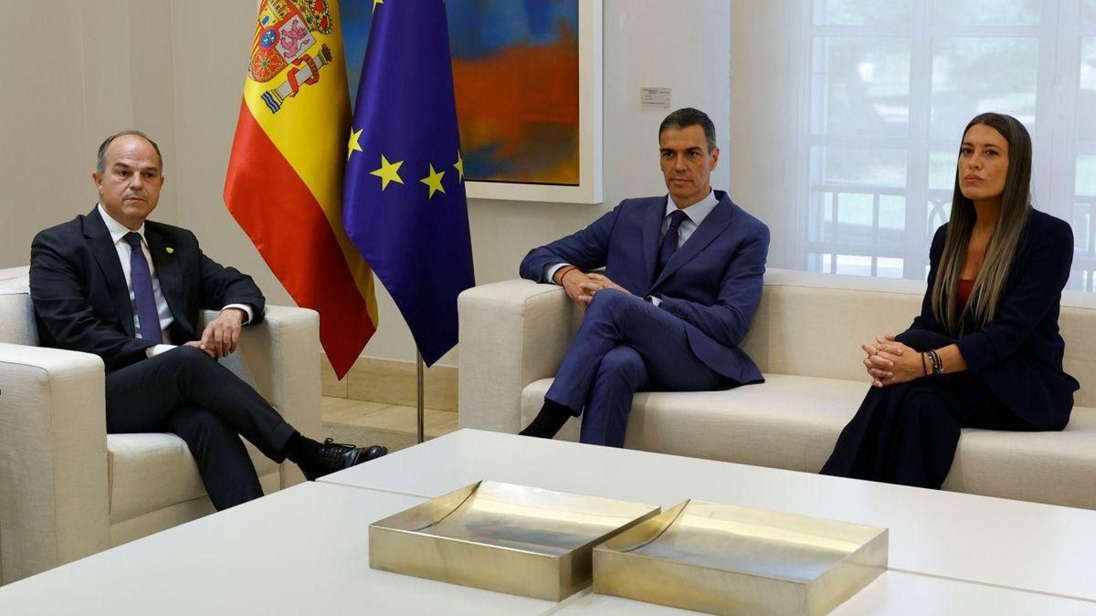 El president del govern espanyol posa amb els representants de Junts Jordi Turull i Miriam Nogueras a la Moncloa