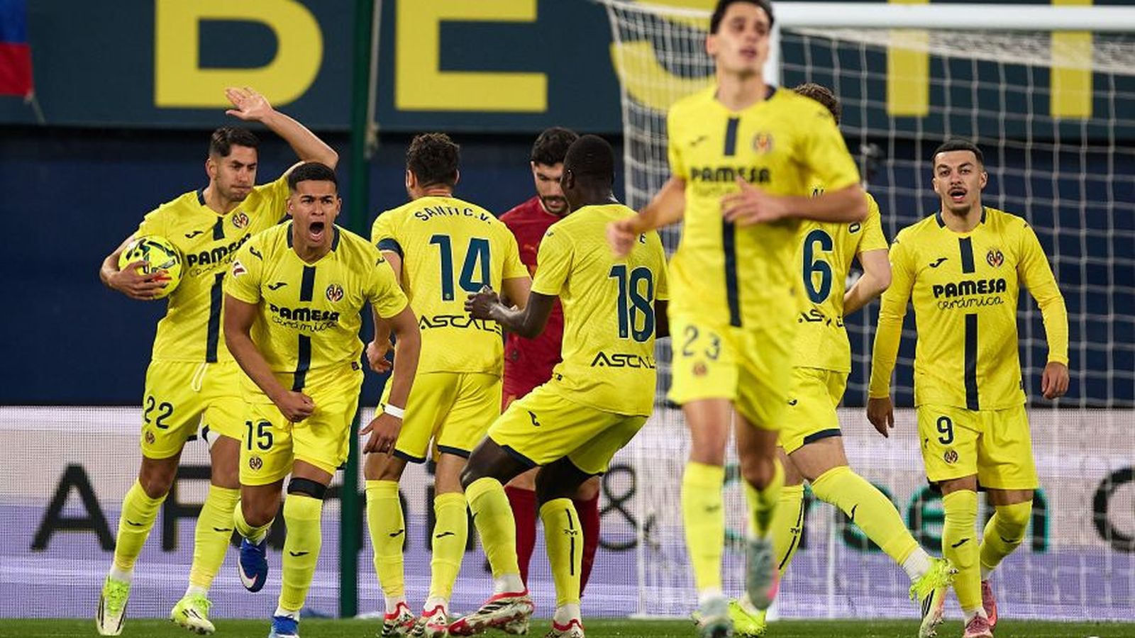 Els jugadors del Villarreal celebren un gol contra el València a l'Estadi de la Ceràmica
