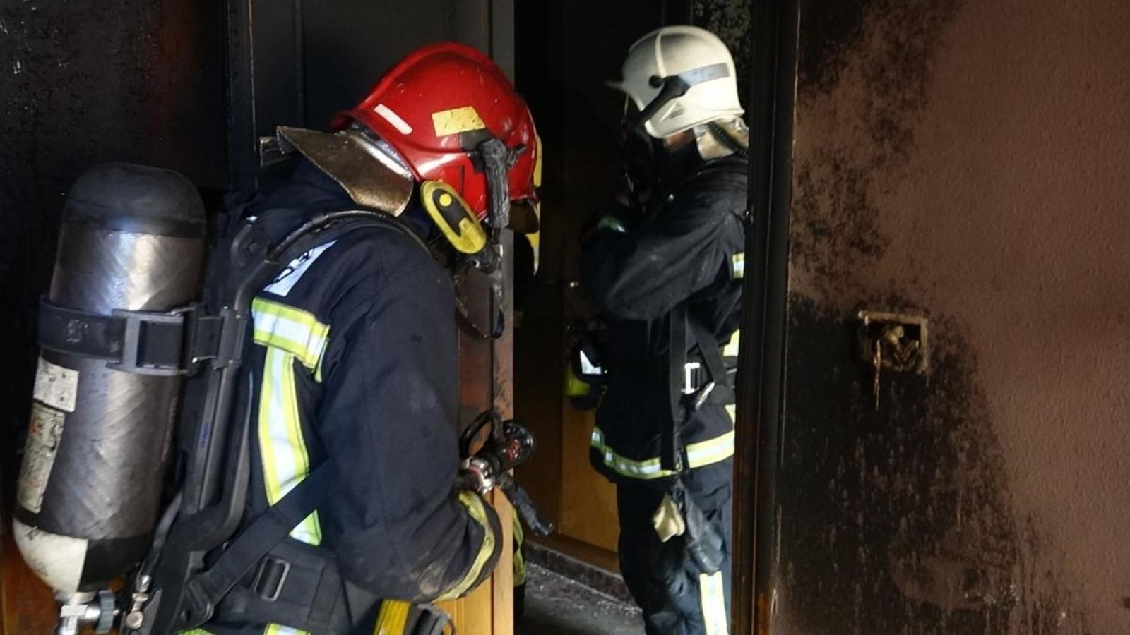 Dos bombers treballen en l'interior d'un pis, en una imatge d'arxiu