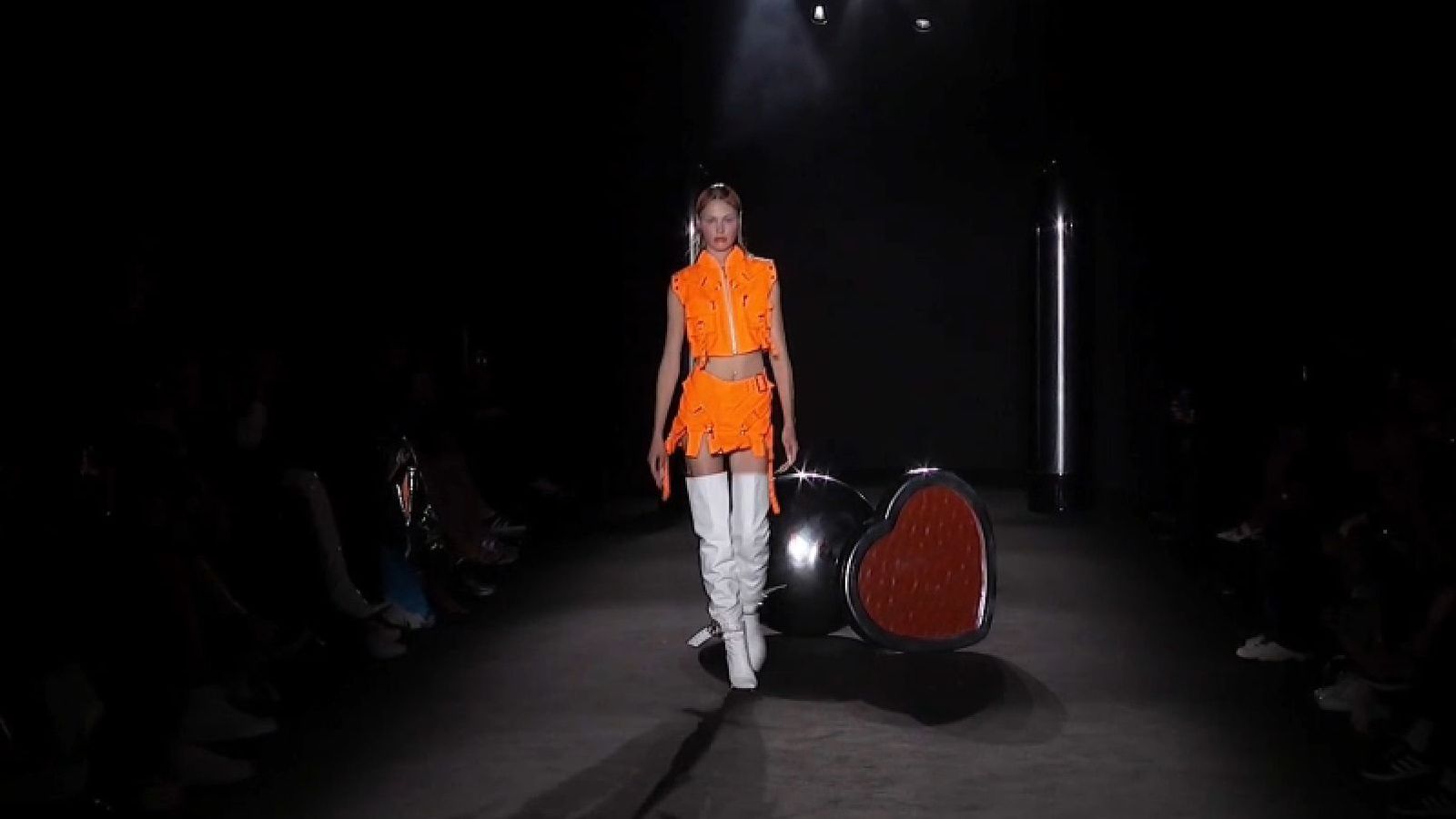 Desfilada de Dominnico en la 080 Barcelona Fashion