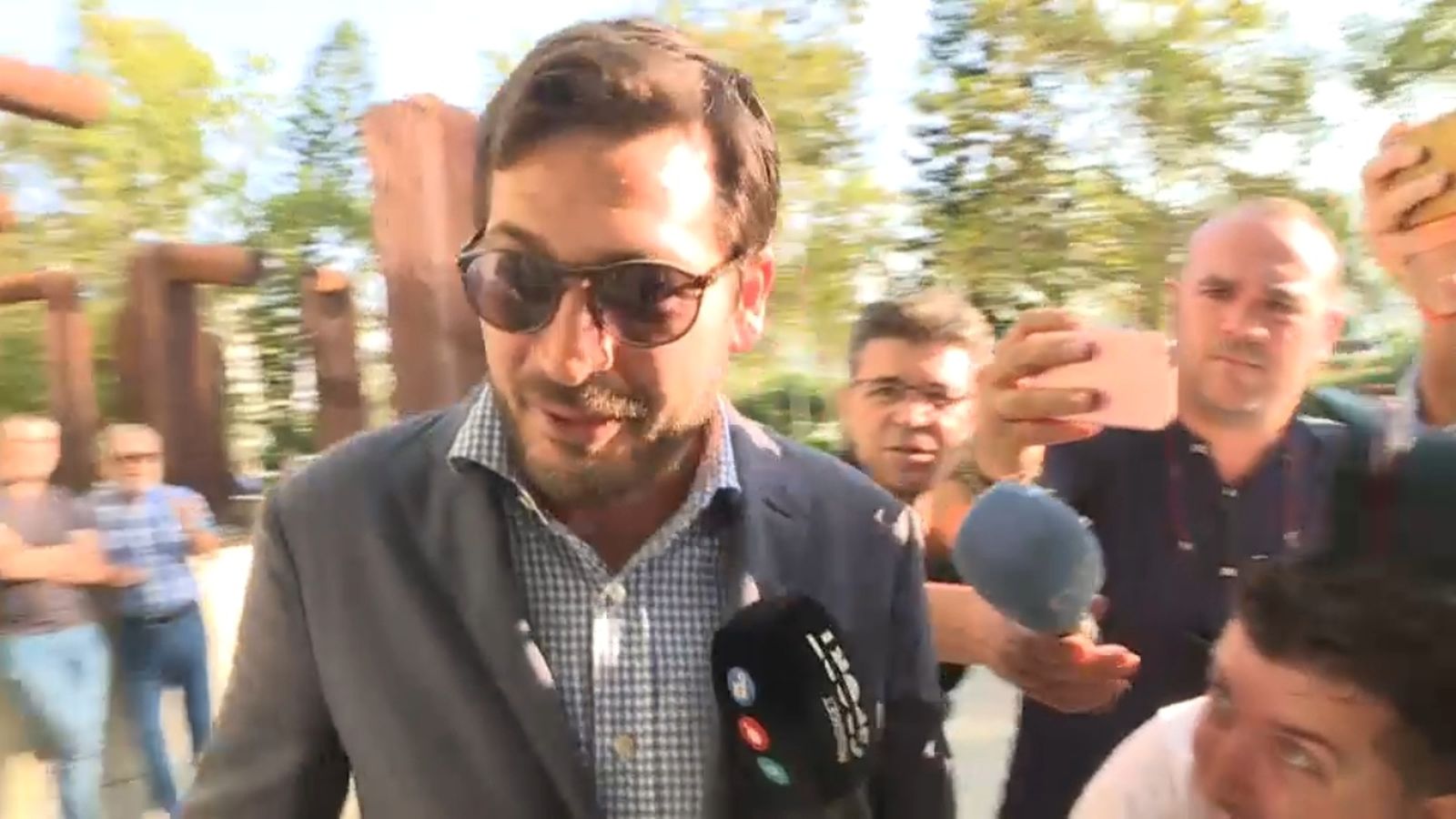 Roig Negueroles entrant a la Ciutat de la Justícia