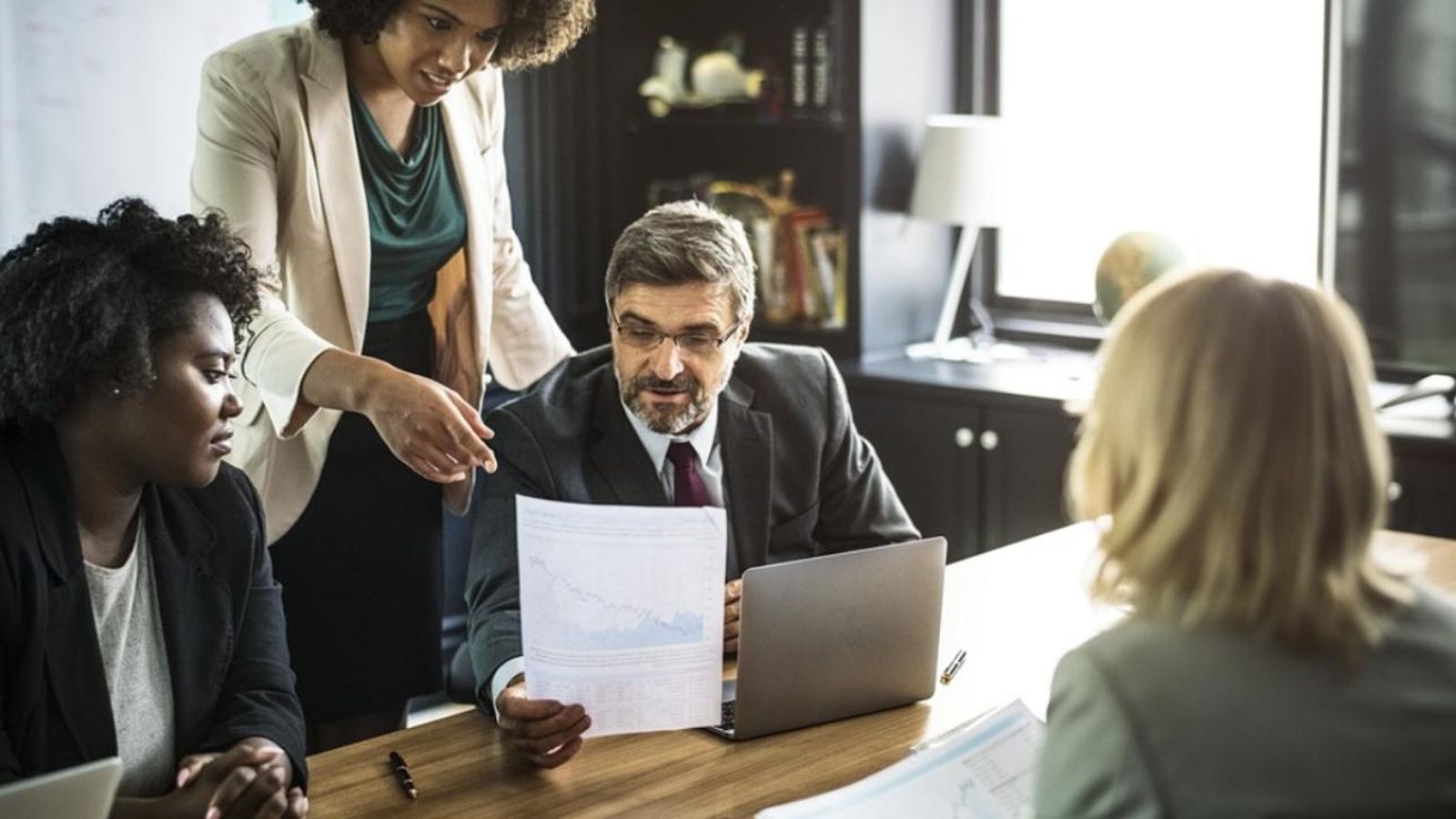 La UGT denuncia que la bretxa salarial entre homes i dones obliga a elles a treballar més hores per a guanyar el mateix sou