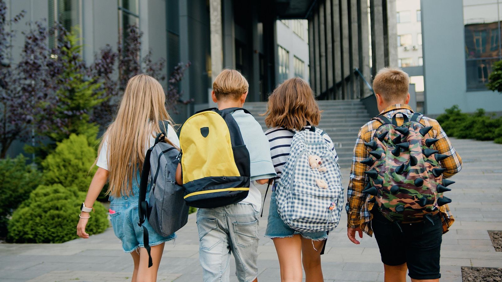 Les estafes arriben a la tornada a escola