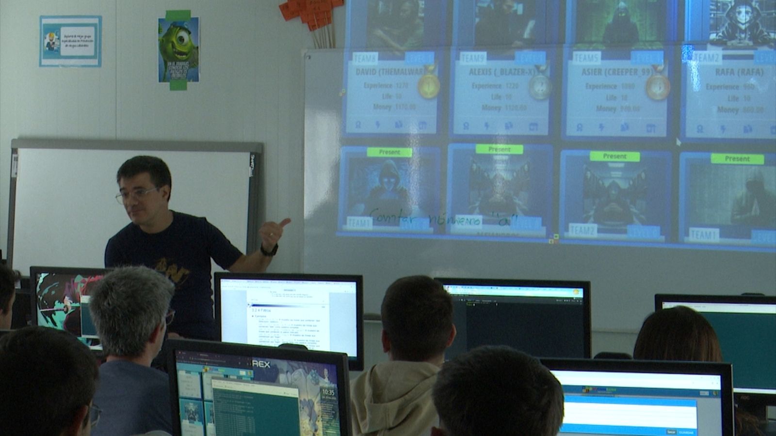 Juan Torres, professor premiat en la SIMO, mentre fa classe