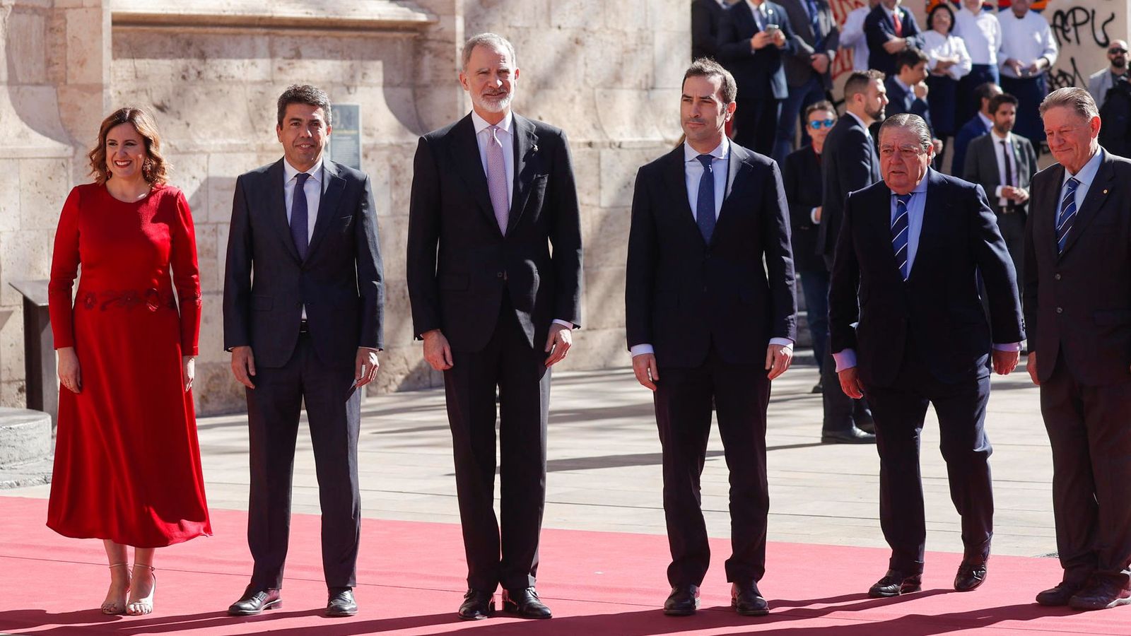El rei, amb el ministre d'Economia, el president de la Generalitat i l'alcaldessa de València, a més del president de la Fundació Jaume I, a l'entrada de la Llotja de València