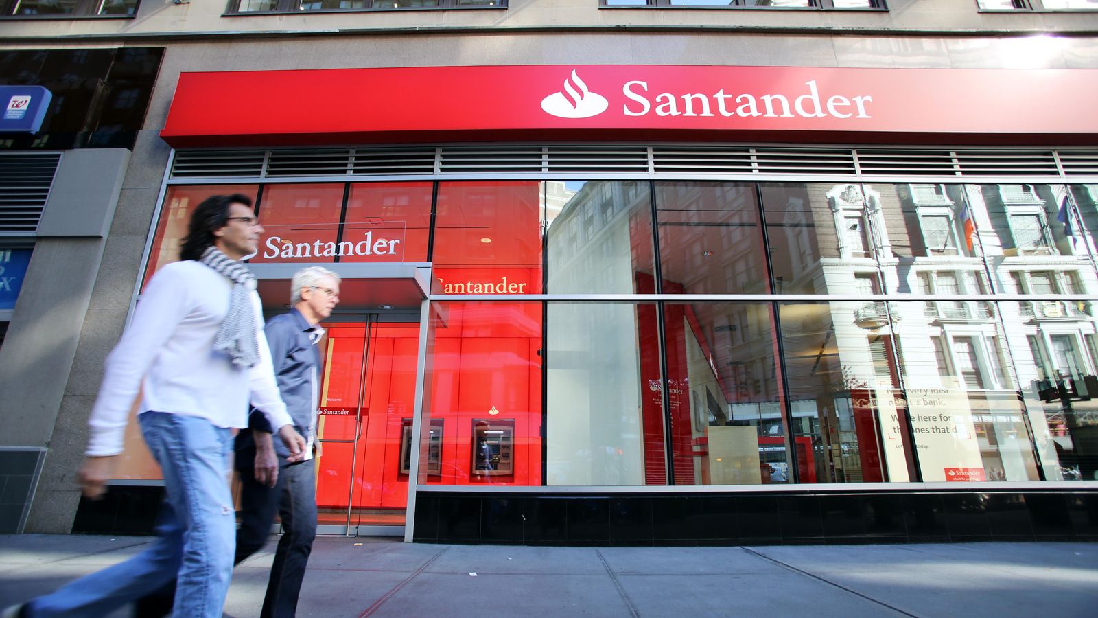 Una sucursal del Banc Santander (arxiu)