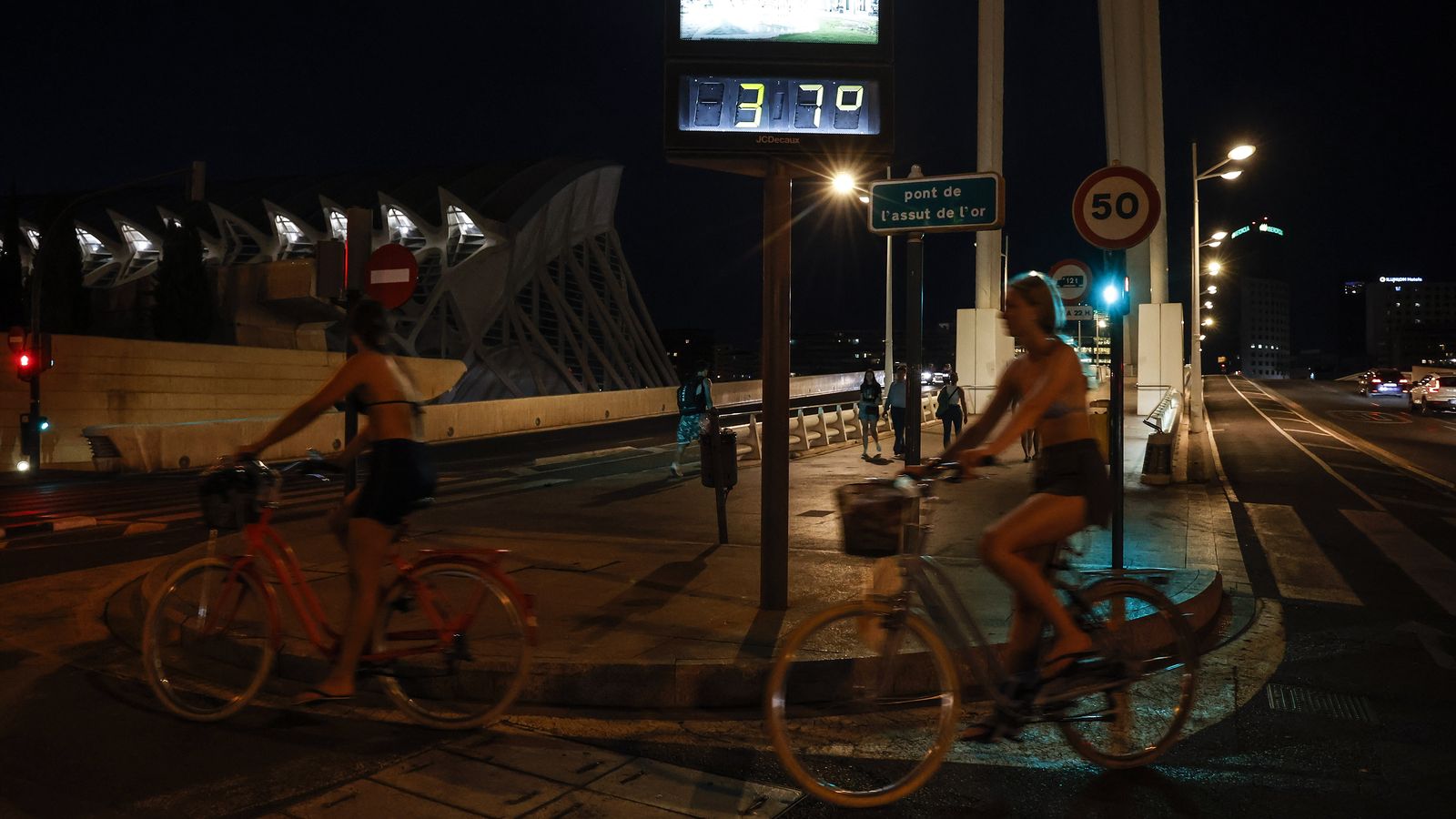 Turistes en bicicleta per la nit a la ciutat de València, en una imatge d'arxiu