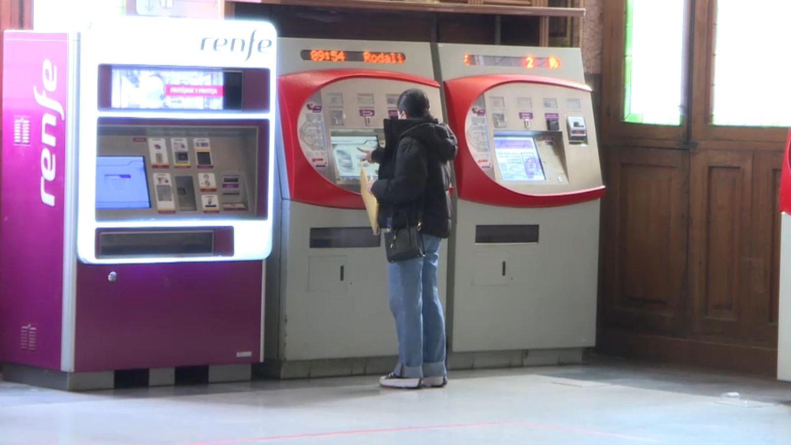 Una usuària de rodalies compra un bitllet en l'estació del Nord de València