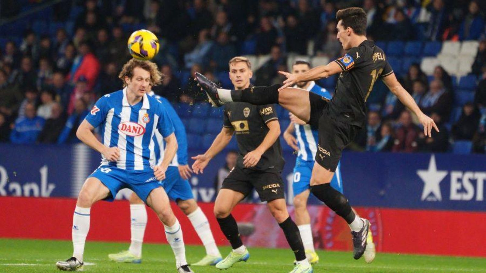 Pepelu fa un llançament a RCDE Stadium