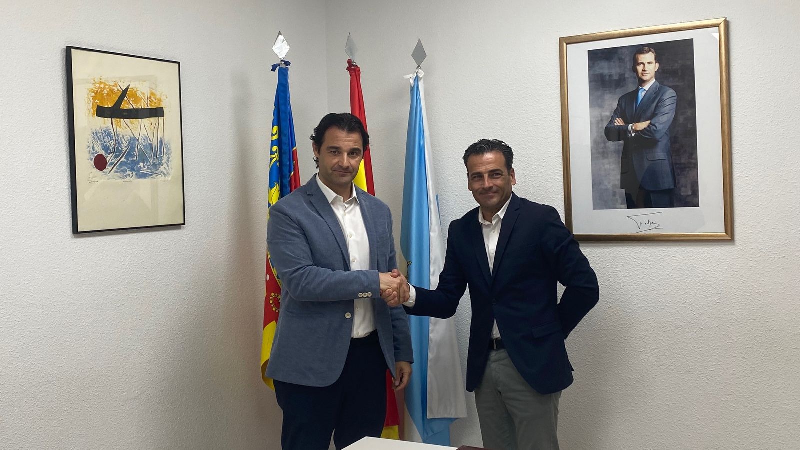 L'alcalde de Torrevieja, Eduardo Dolón, i el director general d'À Punt, Alfred Costa firmen el conveni de col·laboració per a retransmetre el veterà Concurs d'Havaneres