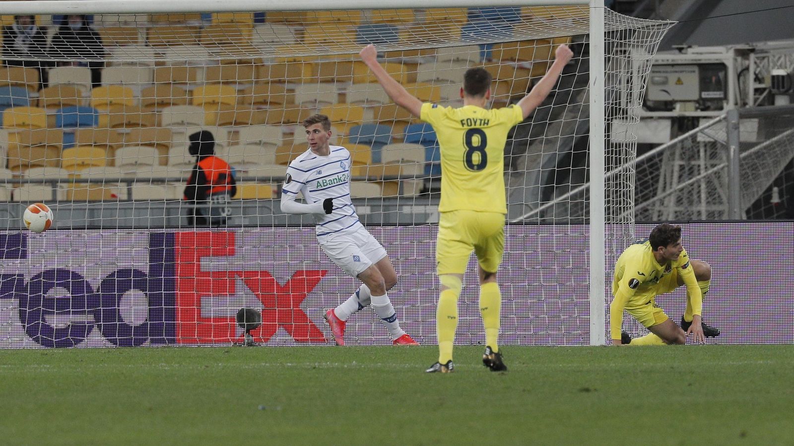 Juan Foyth celebra el 0-1 marcat per Pau