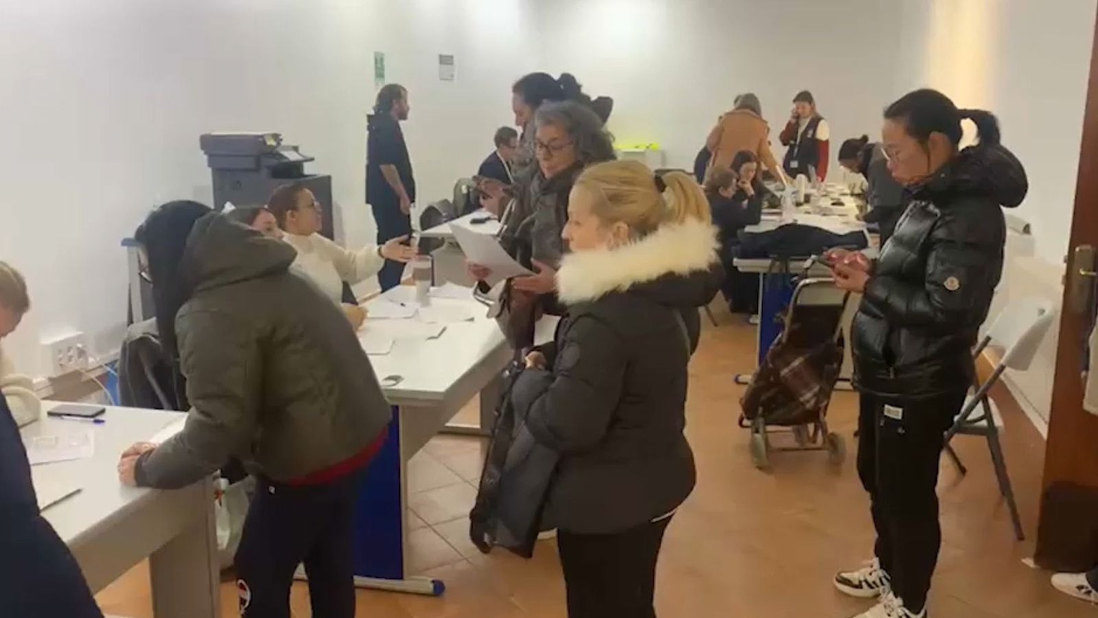 Cues a l'oficina de Catarroja per a demanar les ajudes pels cotxes afectats per la dana