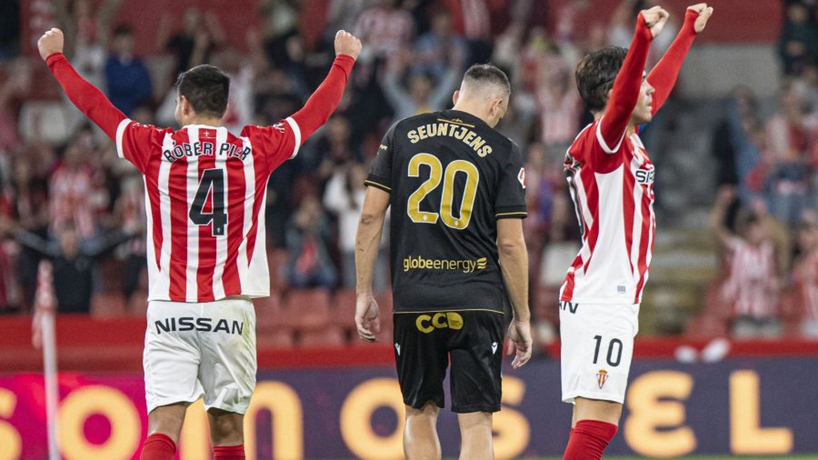 Els jugadors de l'Sporting celebren el triomf davant la lamentació de l'albinegre Seuntjens