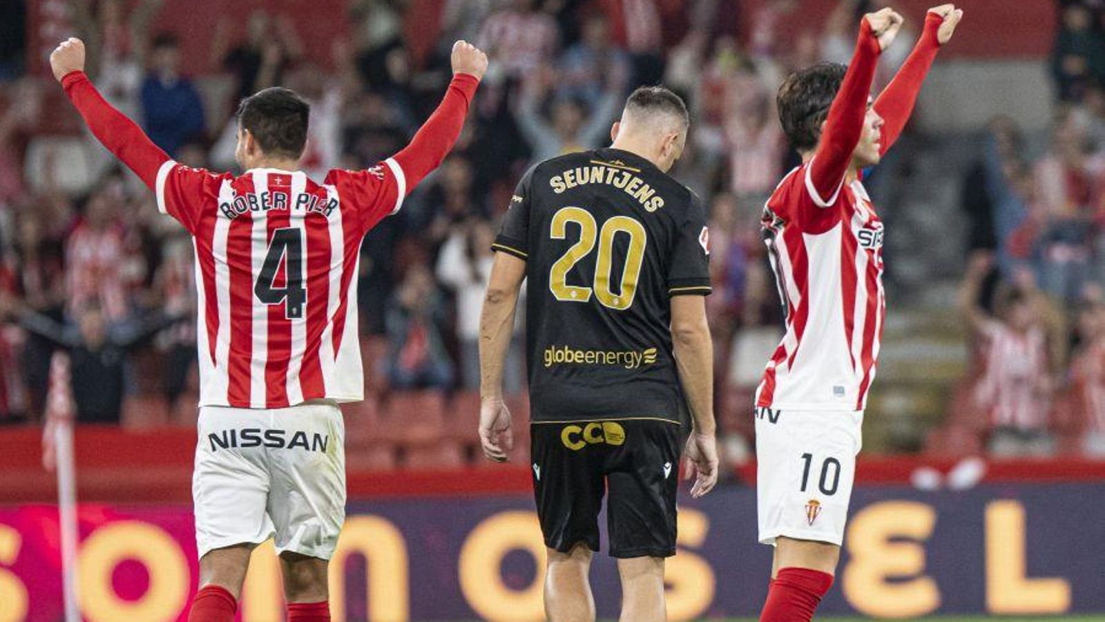 Els jugadors de l'Sporting celebren el triomf davant la lamentació de l'albinegre Seuntjens Els jugadors de l'Sporting celebren el triomf davant la lamentació de l'albinegre Seuntjens