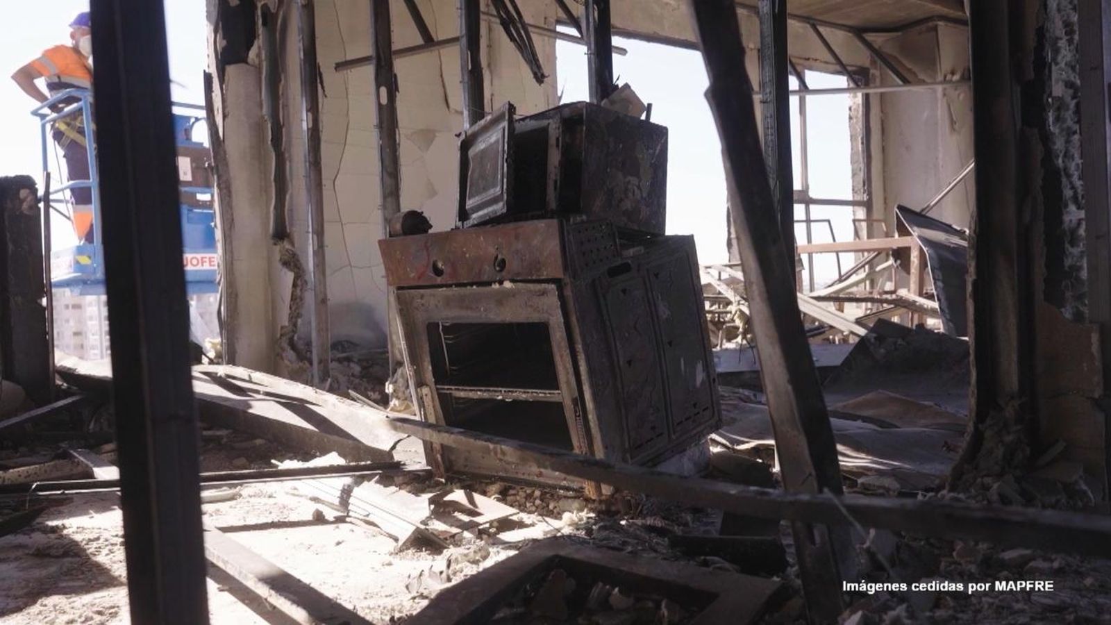 Imatges inèdites de l’apartament on es va originar l’incendi de Campanar