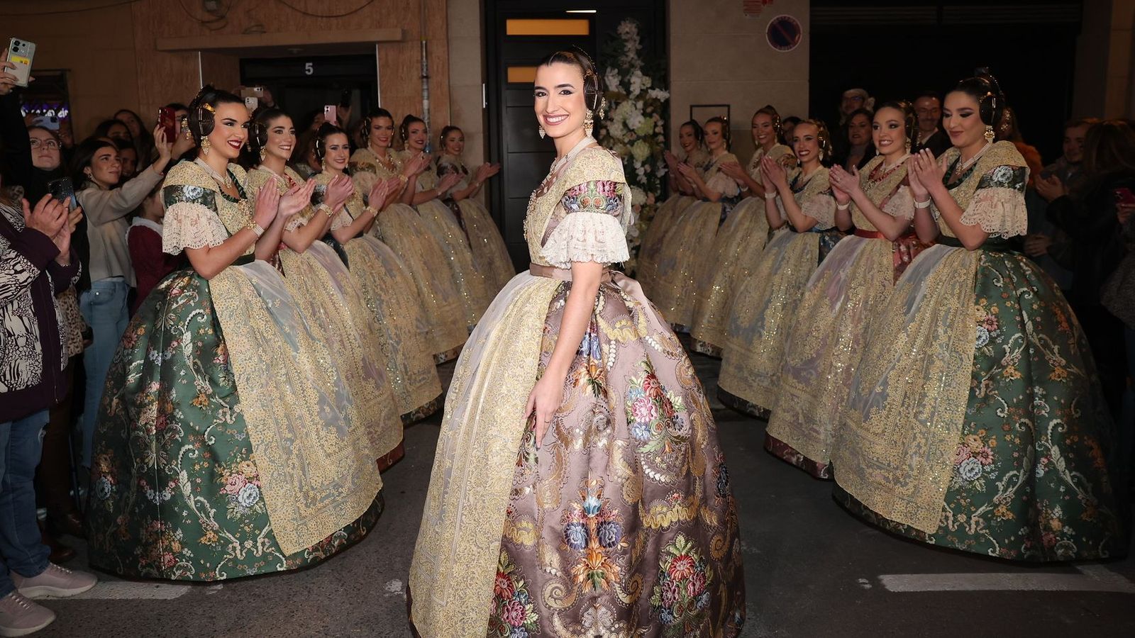 Moment en què la fallera major, Carmen Prades, ha revelat l’espolí