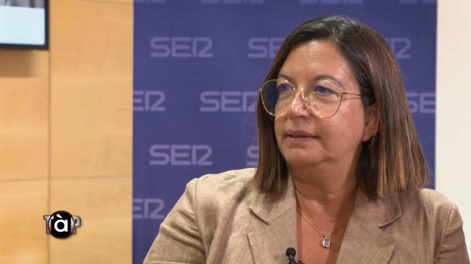 La periodista Àngels Barceló durant l'entrevista