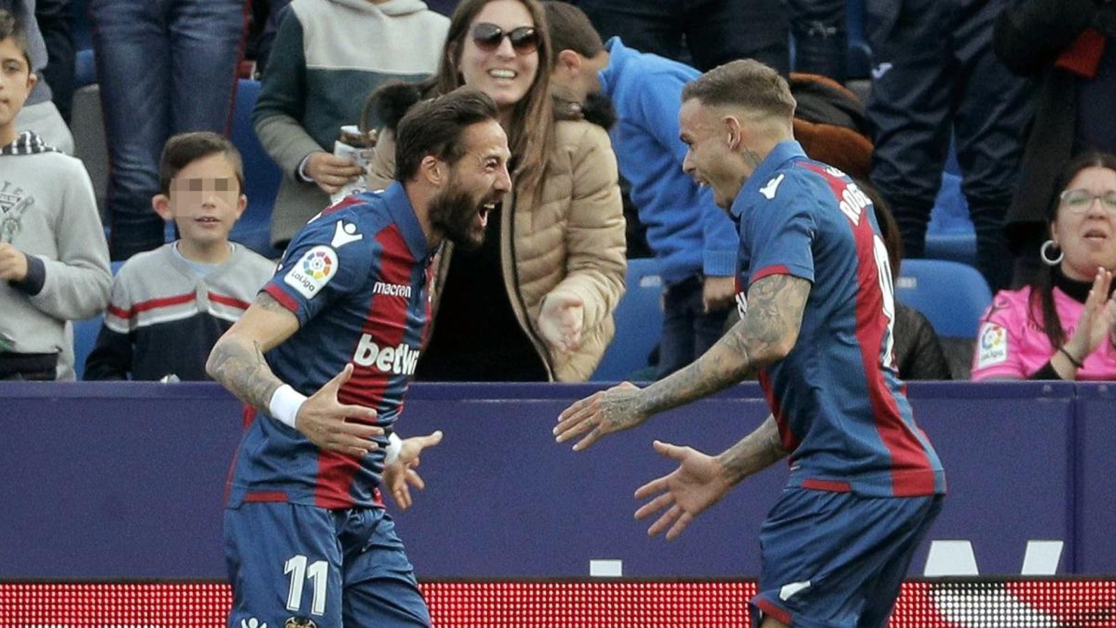 Morales i Roger celebren el primer gol del Llevant