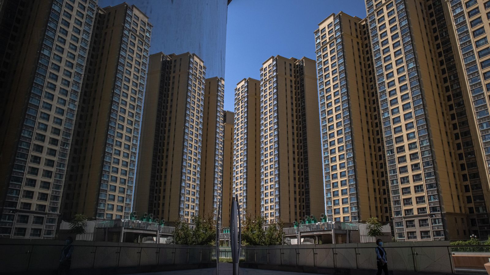 Una dona camina a la ciutat de Evergrande, al costat dels seus edificis d'apartaments, a Pequín, la Xina EFE / EPA / PILIPEY ROMANO