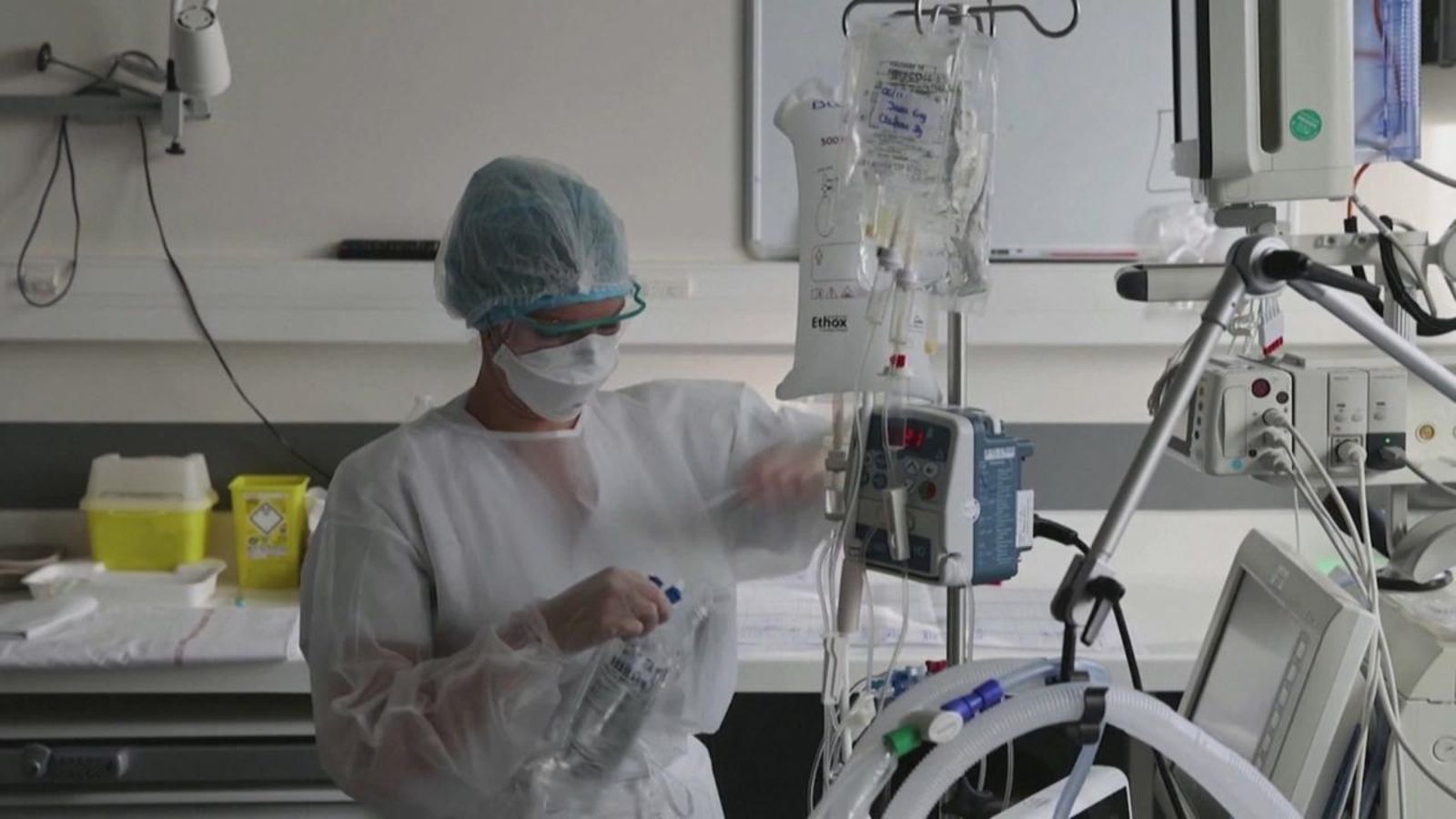Una metgessa treballa en una unitat de cures intensives, en una imatge d'arxiu Fins a setembre de 2021, les seqüeles del covid es consideraven com una malaltia professional