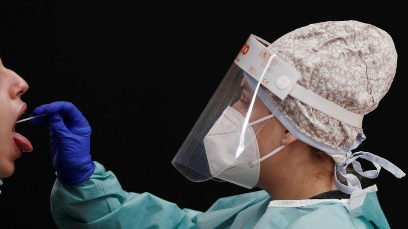 Imatge d'arxiu d'una infermera realitzant un PCR