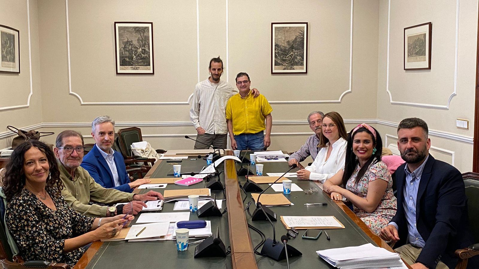 Escif i Pere Baenas juntament amb el regidor de Cultura Festiva, Pere Fuset, i el jurat que els ha triat