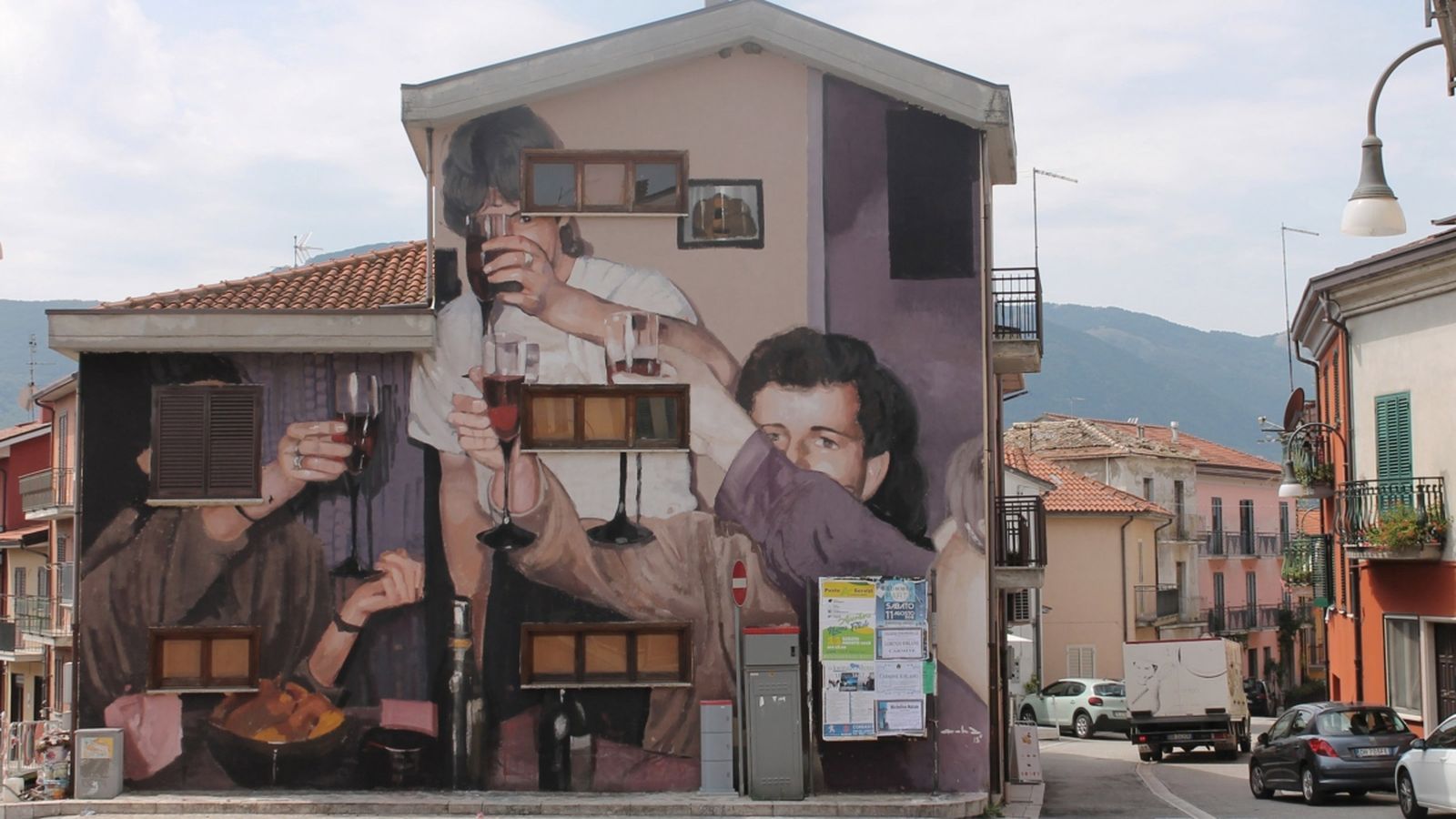 Un dels murals de gran format de Mohamed L’Ghacham, en aquesta ocasió pintat a Lioni (Itàlia), el 2018.