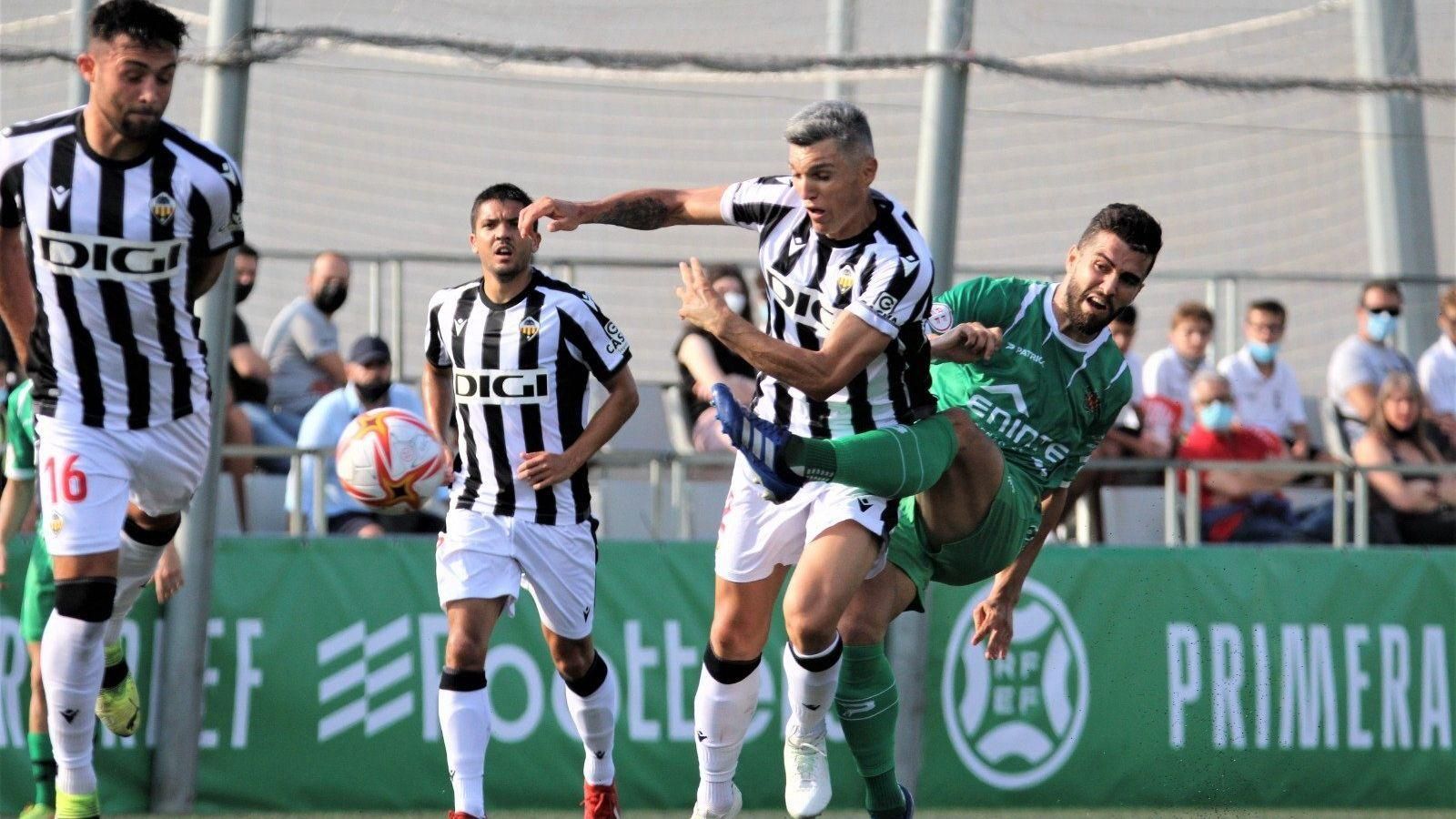 Sibille. Carles Salvador i Dani Torres lluiten per una pilota