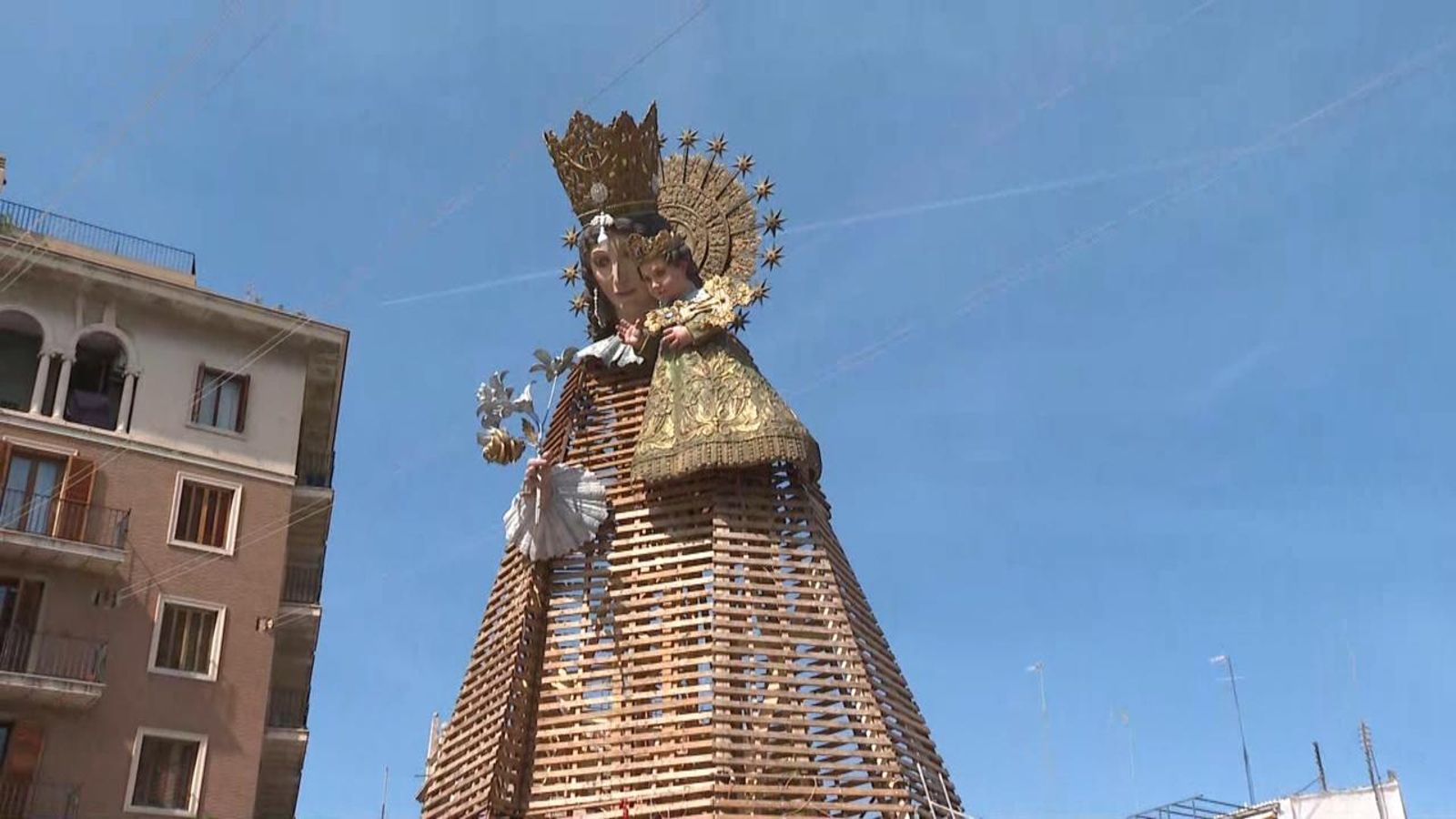 El cadafal ja està instal·lat a la plaça de la Mare de Déu de València