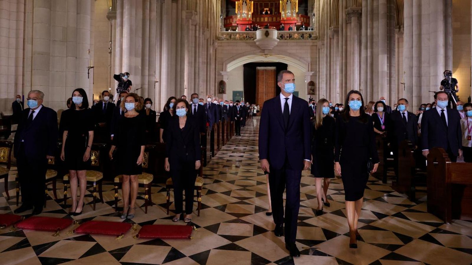 Els reis passen pel costat de la vicepresidenta primera del govern d'Espanya i la presidenta del Congrés mentre accedeixen al lloc des d'on han seguit el funeral oficiat a l’Almudena
