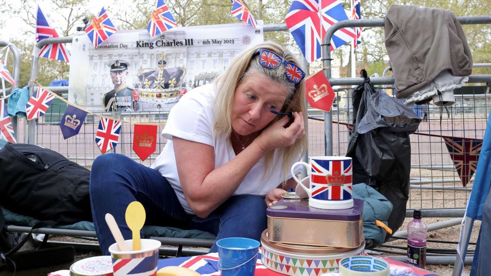 Alguns ciutadans no han dubtat a decorar el tram des d'on veuran la desfilada, ni tampoc a proveir-se d'una vaixella amb símbols britànics