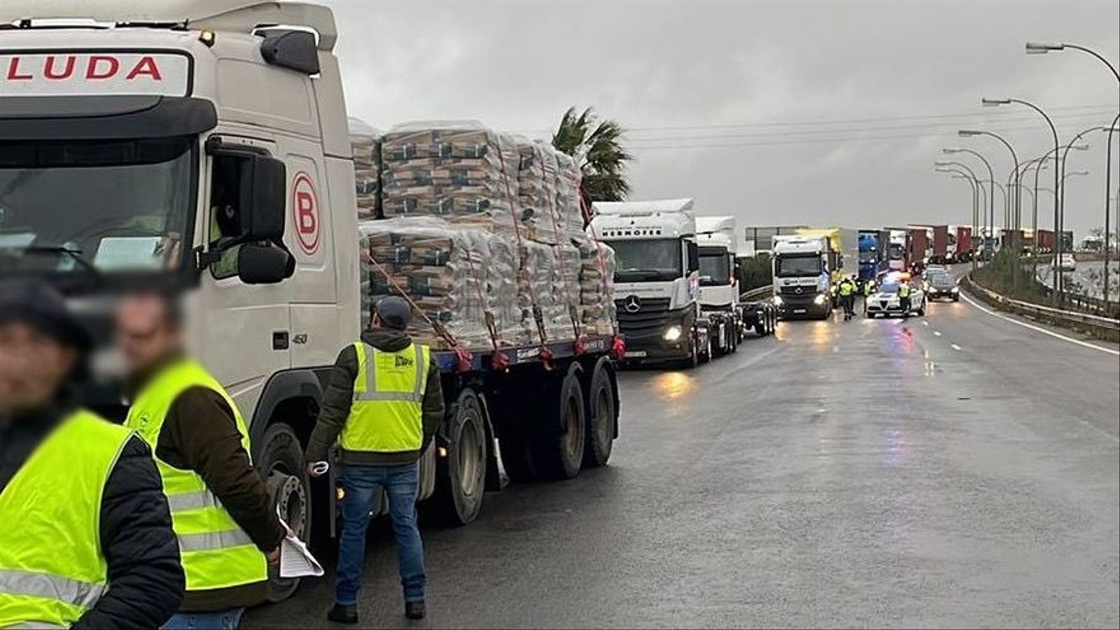 Piquets informatius informen els transportistes que van al port de València de la vaga aquest dilluns