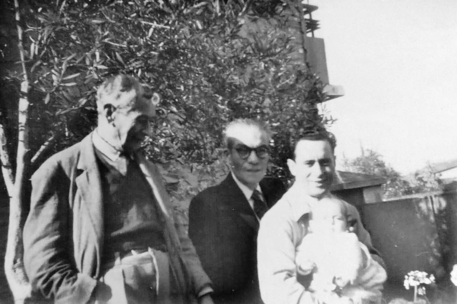 Una fotografia familiar a Orá (Algeria): Eliane Ortega, quan era bebé amb son pare, Daniel i els seus iaios Antonio Ortega i Gerardo Bernabeu