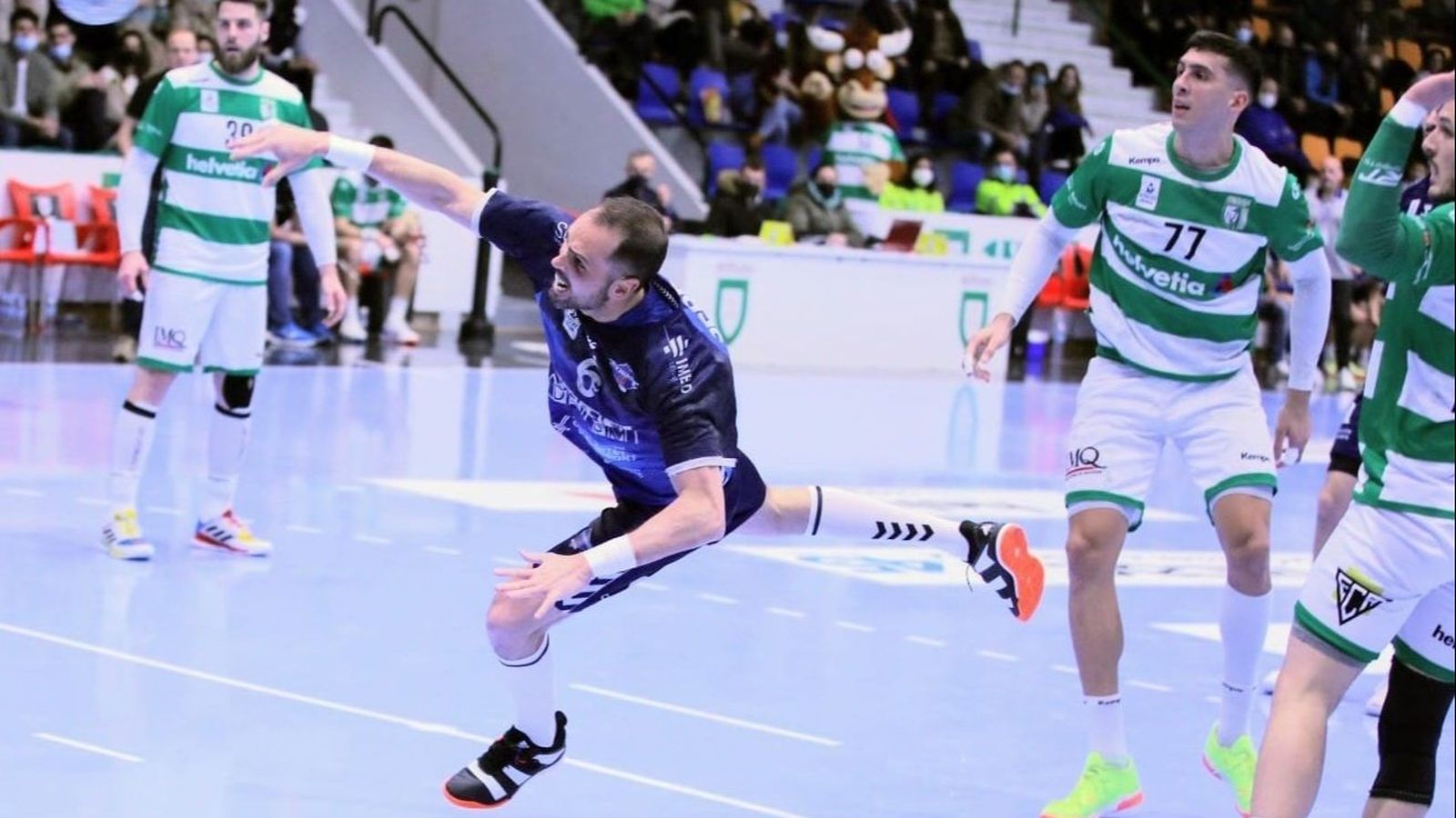 Íker Serrano, en una acció del partit