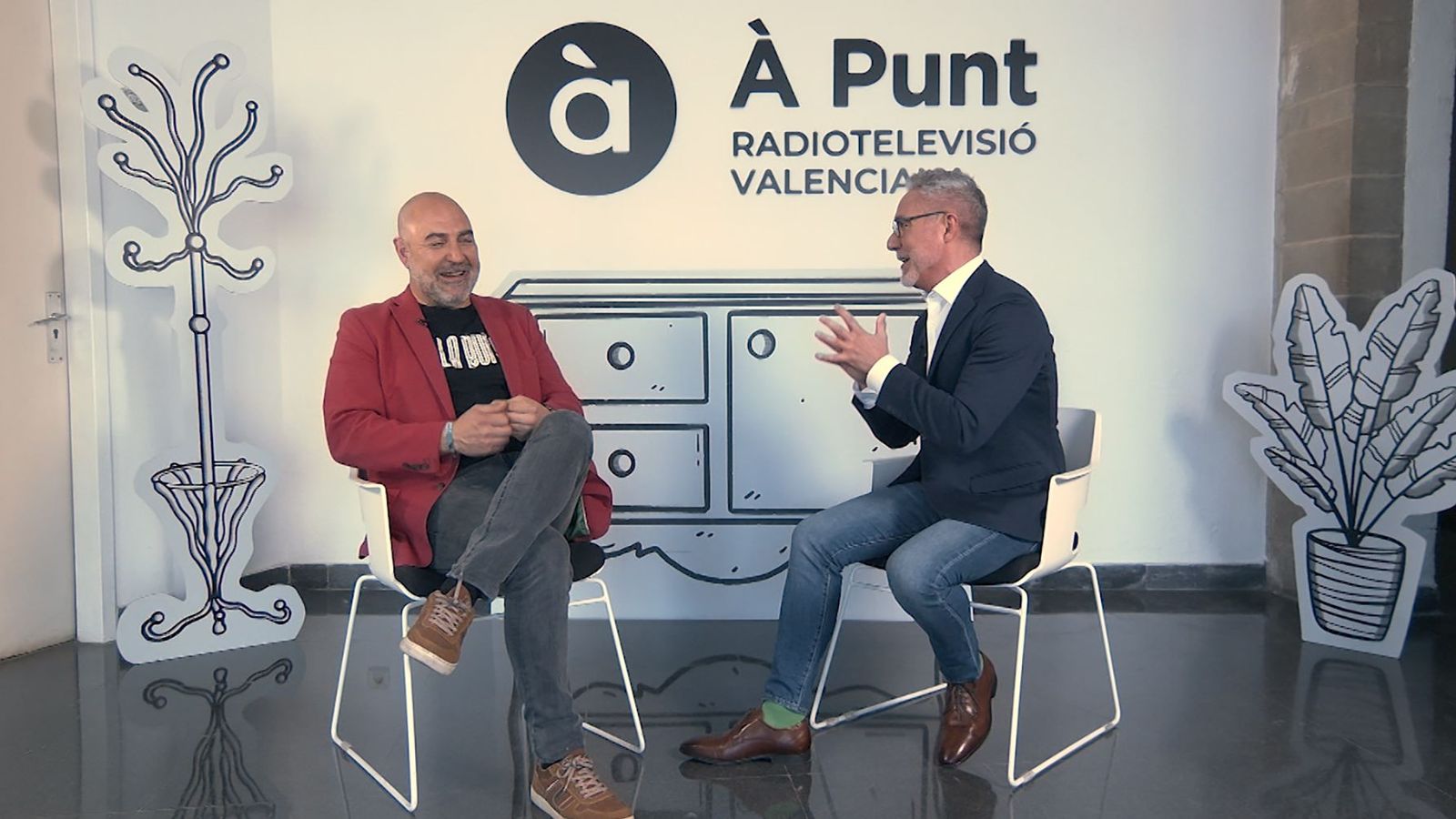 Josep Àngel Ponsoda entrevista a Óscar Tramoyeres en la seu d'À Punt a Burjassot