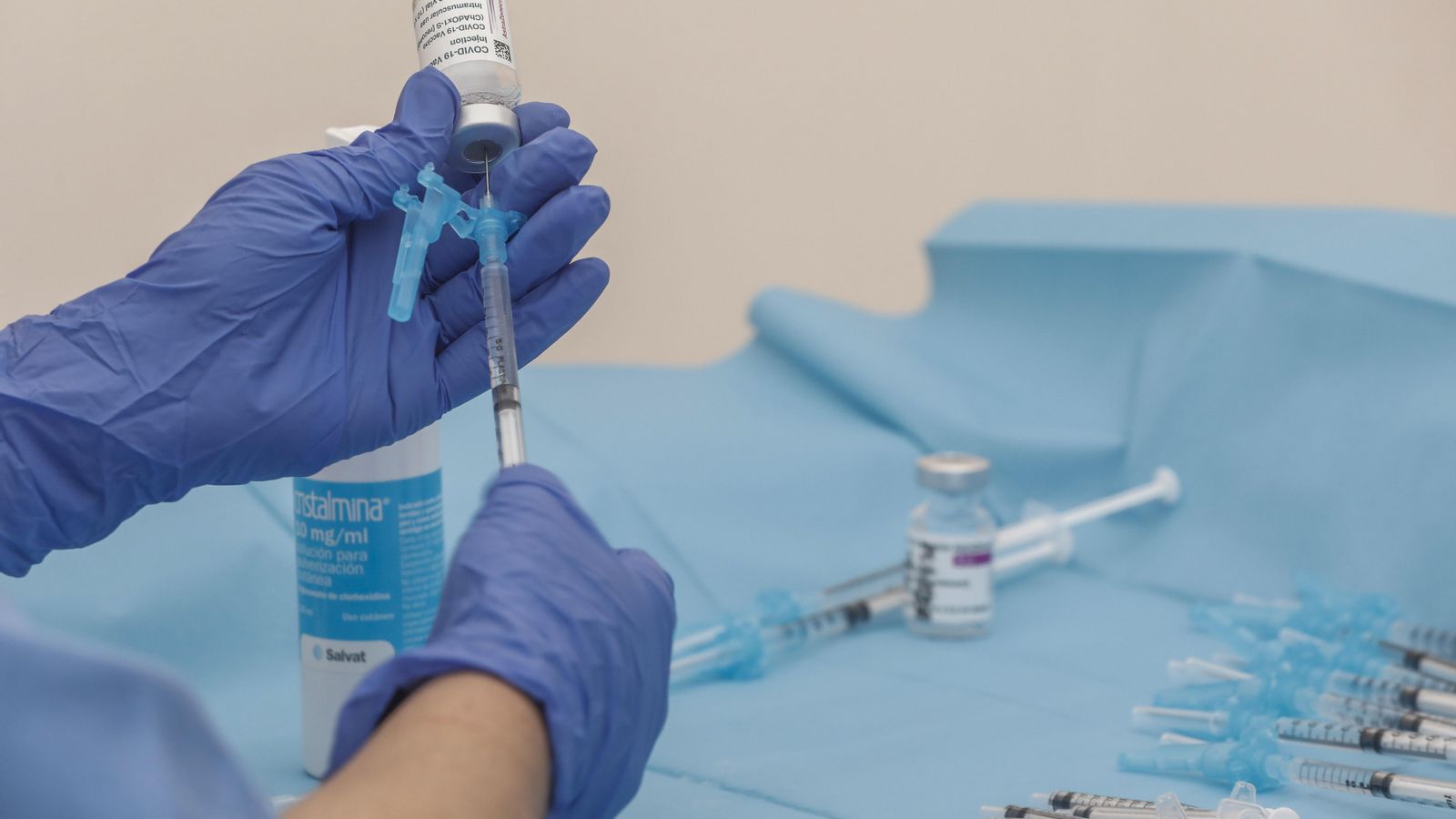 Un sanitari extrau una dosi del viral de la vacuna contra el coronavirus