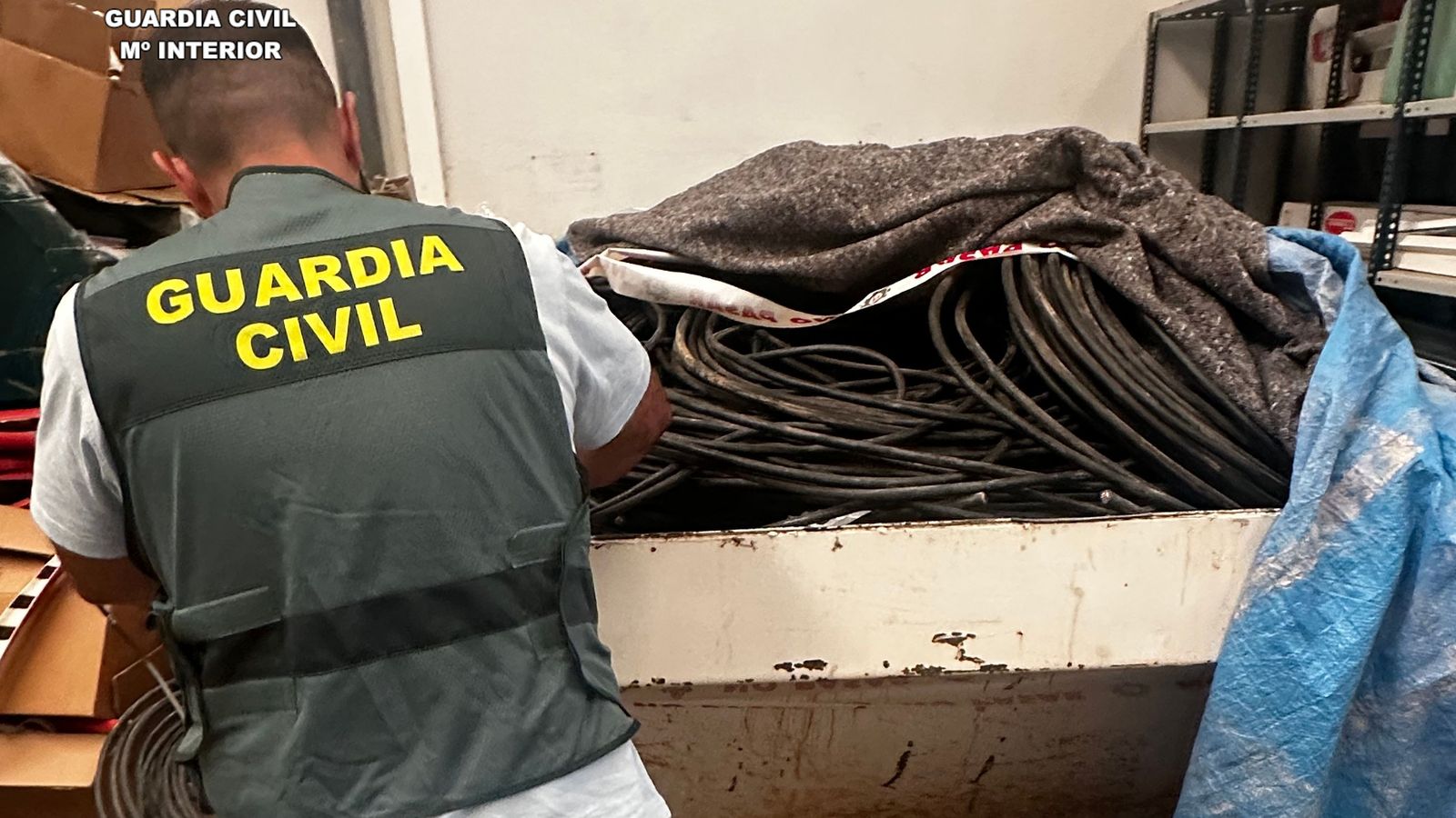 Un agent de la Guàrdia Civil amb el coure sostret