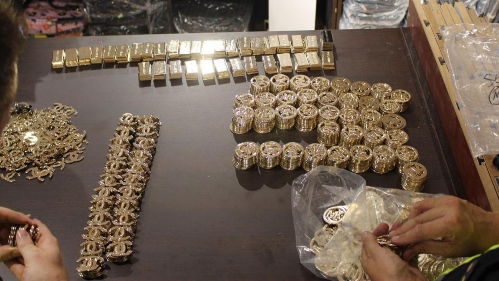 Intervinguts més de 10.000 articles falsificats ocults en una nau de Manises